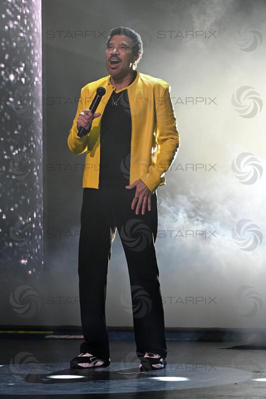Lionel Richie & Earth, WInd & Fire: Sing A Song All Night Long Tour