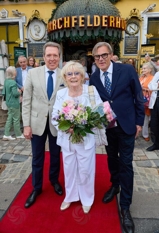 Copyright: Starpix / A. Tuma, 27.07.2026 Deutsch Wagram  ,  Peter WIDHOLZ,  Helga PAPOUSCHEK, Peter GROSSMANN, Verleihung des Goldenen Johann Strauss 2026  im Marchfelderhof an Helga Papouschek