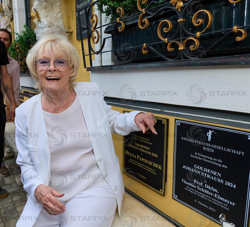 Copyright: Starpix / A. Tuma, 27.07.2026 Deutsch Wagram  ,   Helga PAPOUSCHEK, Verleihung des Goldenen Johann Strauss 2026  im Marchfelderhof an Helga Papouschek
