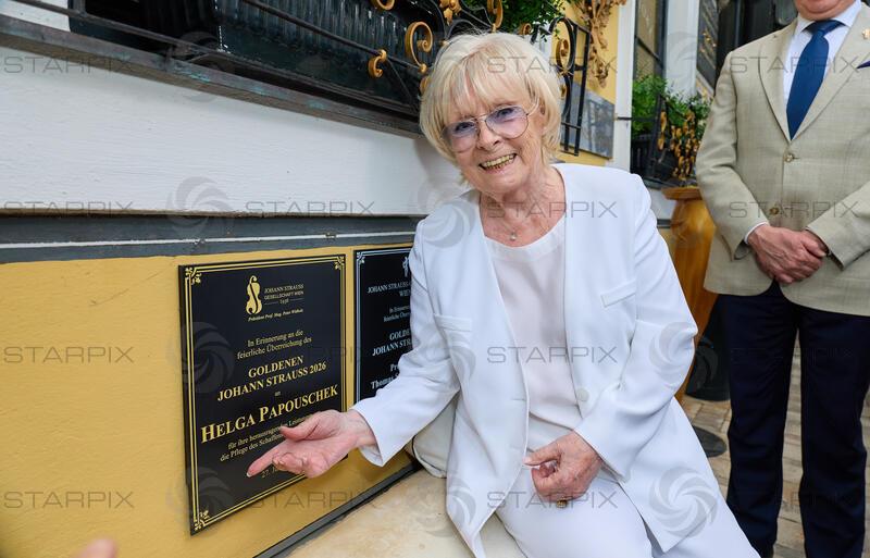 Copyright: Starpix / A. Tuma, 27.07.2026 Deutsch Wagram  ,   Helga PAPOUSCHEK, Verleihung des Goldenen Johann Strauss 2026  im Marchfelderhof an Helga Papouschek