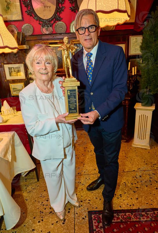 Copyright: Starpix / A. Tuma, 27.07.2026 Deutsch Wagram  ,   Helga PAPOUSCHEK, Peter GROSSMANNVerleihung des Goldenen Johann Strauss 2026  im Marchfelderhof an Helga Papouschek