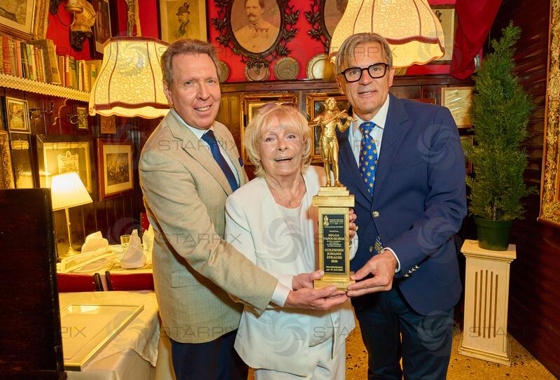 Copyright: Starpix / A. Tuma, 27.07.2026 Deutsch Wagram  ,  Peter WIDHOLZ,  Helga PAPOUSCHEK, Peter GROSSMANN, Verleihung des Goldenen Johann Strauss 2026  im Marchfelderhof an Helga Papouschek