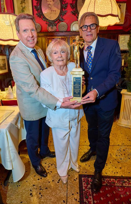 Copyright: Starpix / A. Tuma, 27.07.2026 Deutsch Wagram  ,  Peter WIDHOLZ,  Helga PAPOUSCHEK, Peter GROSSMANN, Verleihung des Goldenen Johann Strauss 2026  im Marchfelderhof an Helga Papouschek