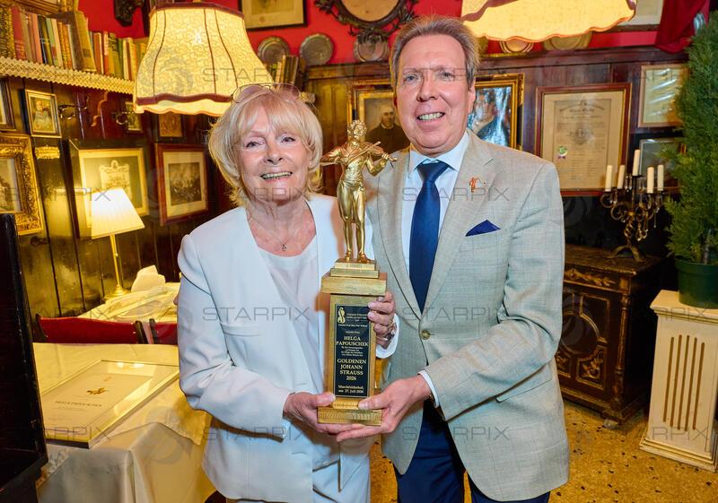 Copyright: Starpix / A. Tuma, 27.07.2026 Deutsch Wagram  ,   Helga PAPOUSCHEK,   Peter WIDHOLZ, Verleihung des Goldenen Johann Strauss 2026  im Marchfelderhof an Helga Papouschek