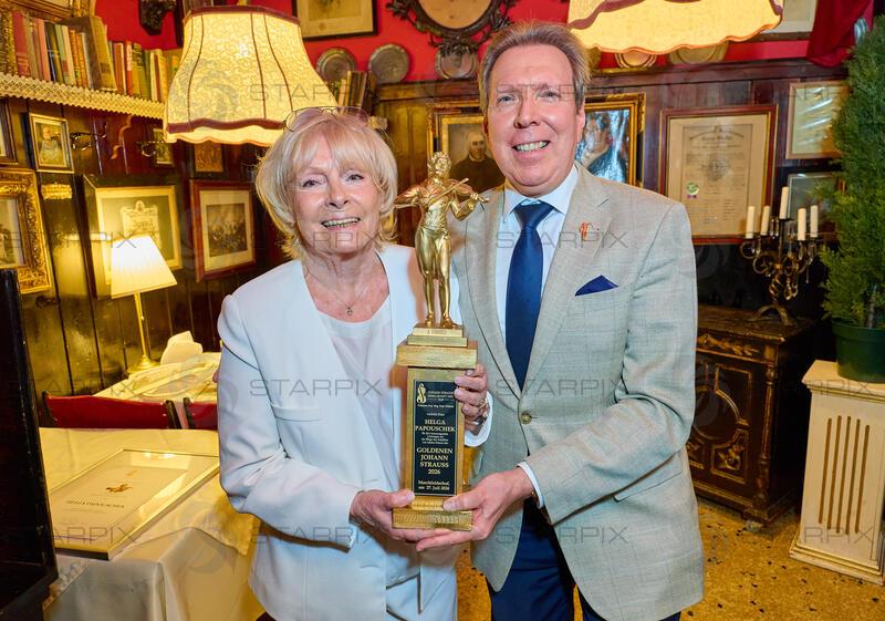 Copyright: Starpix / A. Tuma, 27.07.2026 Deutsch Wagram  ,   Helga PAPOUSCHEK,   Peter WIDHOLZ, Verleihung des Goldenen Johann Strauss 2026  im Marchfelderhof an Helga Papouschek