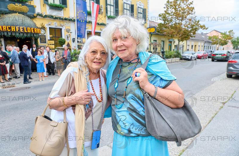 Copyright: Starpix / A. Tuma, 27.07.2026 Deutsch Wagram,  Marianne NENTWICH und Schwester Hanna (Remmer), ,  Verleihung des Goldenen Johann Strauss 2026  im Marchfelderhof an Helga Papouschek