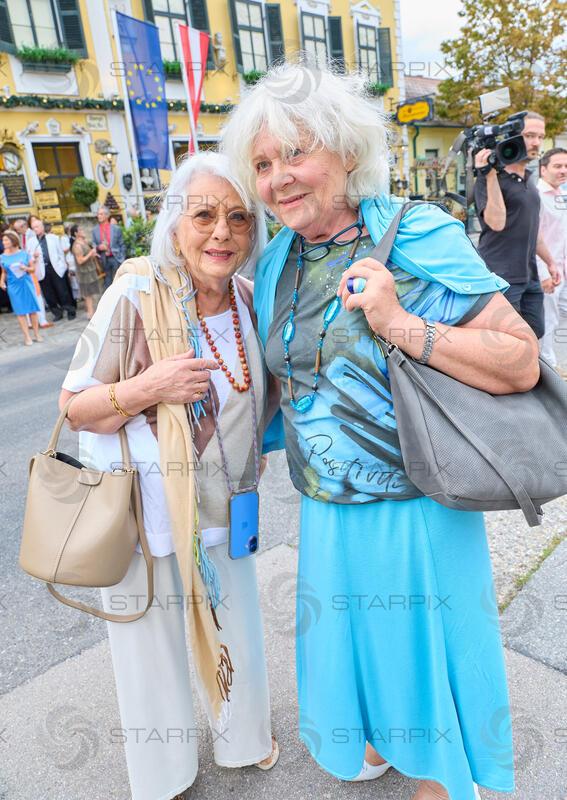 Copyright: Starpix / A. Tuma, 27.07.2026 Deutsch Wagram,  Marianne NENTWICH und Schwester Hanna (Remmer), ,  Verleihung des Goldenen Johann Strauss 2026  im Marchfelderhof an Helga Papouschek