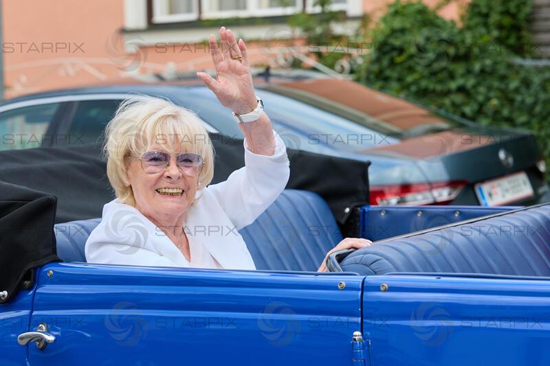 Copyright: Starpix / A. Tuma, 27.07.2026 Deutsch Wagram  ,   Helga PAPOUSCHEK, Verleihung des Goldenen Johann Strauss 2026  im Marchfelderhof an Helga Papouschek