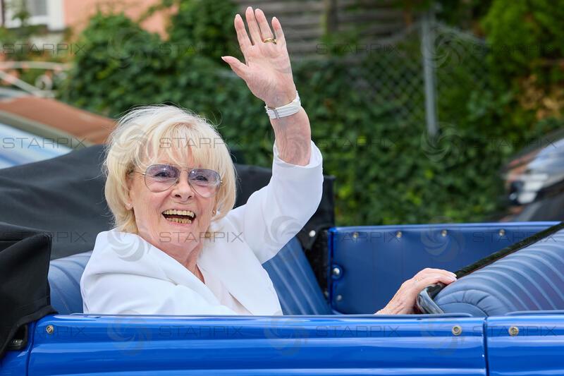 Copyright: Starpix / A. Tuma, 27.07.2026 Deutsch Wagram  ,   Helga PAPOUSCHEK, Verleihung des Goldenen Johann Strauss 2026  im Marchfelderhof an Helga Papouschek