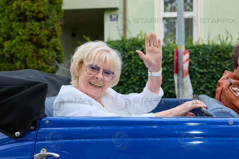 Copyright: Starpix / A. Tuma, 27.07.2026 Deutsch Wagram  ,   Helga PAPOUSCHEK, Verleihung des Goldenen Johann Strauss 2026  im Marchfelderhof an Helga Papouschek