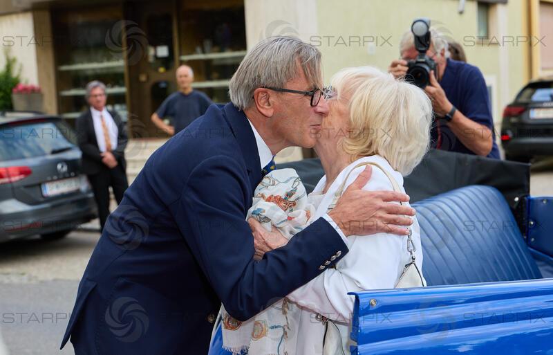 Copyright: Starpix / A. Tuma, 27.07.2026 Deutsch Wagram  ,   Helga PAPOUSCHEK, Peter GROSSMANN, Verleihung des Goldenen Johann Strauss 2026  im Marchfelderhof an Helga Papouschek
