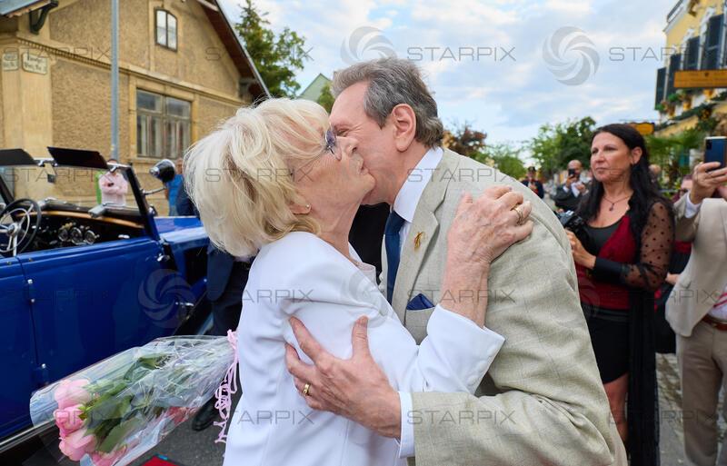 Copyright: Starpix / A. Tuma, 27.07.2026 Deutsch Wagram  ,   Helga PAPOUSCHEK,   Peter WIDHOLZ, Verleihung des Goldenen Johann Strauss 2026  im Marchfelderhof an Helga Papouschek