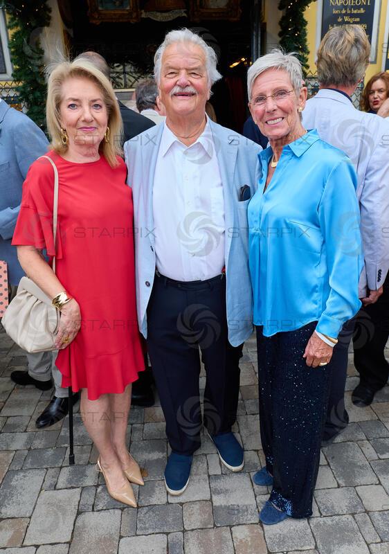 Copyright: Starpix / A. Tuma, 27.07.2026 Deutsch Wagram, Gerhard ERNST und Frau Ulli,  , Trixi SCHUBA, Verleihung des Goldenen Johann Strauss 2026  im Marchfelderhof an Helga Papouschek