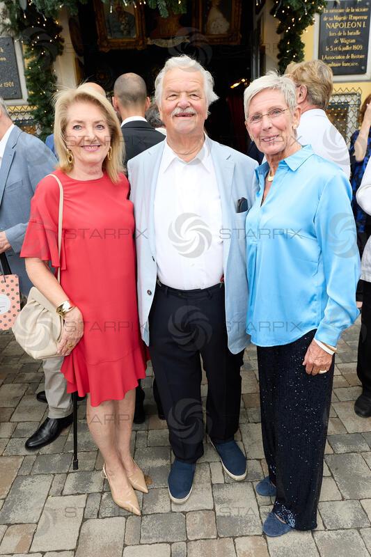 Copyright: Starpix / A. Tuma, 27.07.2026 Deutsch Wagram, Gerhard ERNST und Frau Ulli,  , Trixi SCHUBA, Verleihung des Goldenen Johann Strauss 2026  im Marchfelderhof an Helga Papouschek