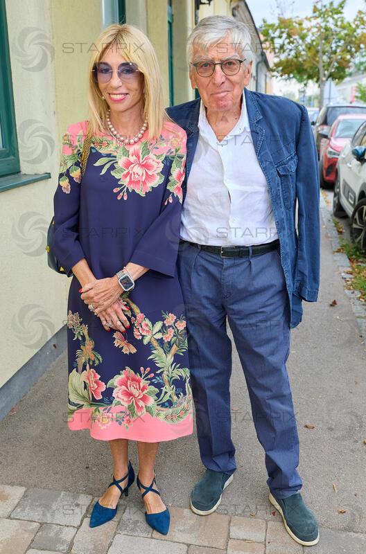 Copyright: Starpix / A. Tuma, 27.07.2026 Deutsch Wagram  ,  Heinz ZEDNIK, Dagmar MILLESI ,     Verleihung des Goldenen Johann Strauss 2026  im Marchfelderhof an Helga Papouschek