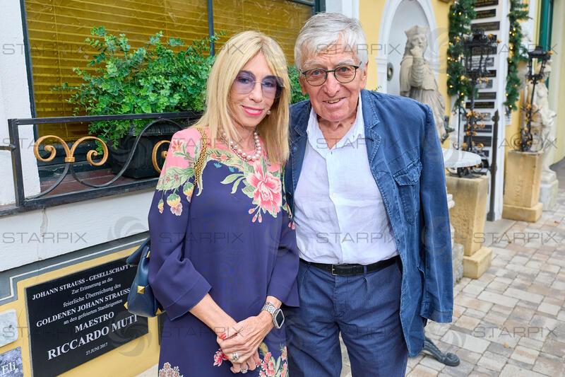 Copyright: Starpix / A. Tuma, 27.07.2026 Deutsch Wagram  ,  Heinz ZEDNIK, Dagmar MILLESI ,     Verleihung des Goldenen Johann Strauss 2026  im Marchfelderhof an Helga Papouschek
