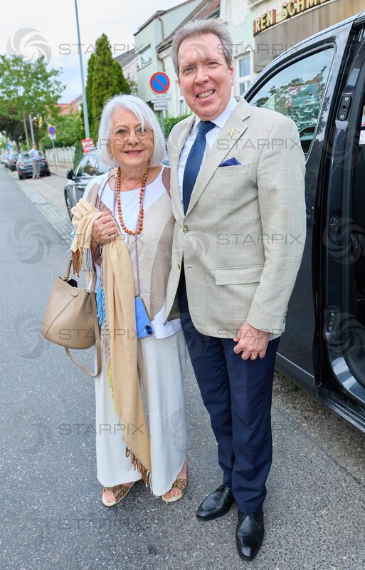 Copyright: Starpix / A. Tuma, 27.07.2026 Deutsch Wagram  ,  Marianne NENTWICH,  Peter WIDHOLZ,   Verleihung des Goldenen Johann Strauss 2026  im Marchfelderhof an Helga Papouschek