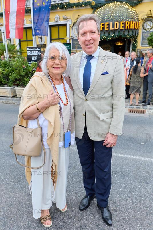 Copyright: Starpix / A. Tuma, 27.07.2026 Deutsch Wagram  ,  Marianne NENTWICH,  Peter WIDHOLZ,   Verleihung des Goldenen Johann Strauss 2026  im Marchfelderhof an Helga Papouschek