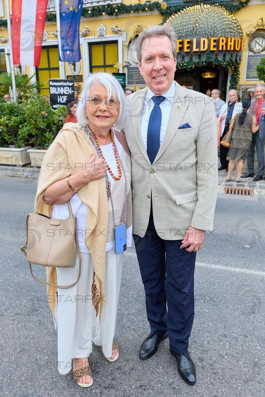 Copyright: Starpix / A. Tuma, 27.07.2026 Deutsch Wagram  ,  Marianne NENTWICH,  Peter WIDHOLZ,   Verleihung des Goldenen Johann Strauss 2026  im Marchfelderhof an Helga Papouschek