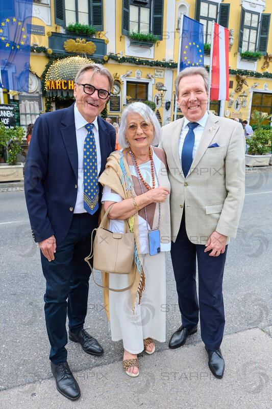 Copyright: Starpix / A. Tuma, 27.07.2026 Deutsch Wagram  ,  Peter GROSSMANN, Marianne NENTWICH,  Peter WIDHOLZ,   Verleihung des Goldenen Johann Strauss 2026  im Marchfelderhof an Helga Papouschek