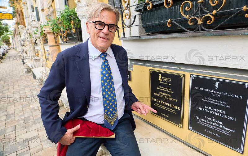 Copyright: Starpix / A. Tuma, 27.07.2026 Deutsch Wagram  ,  Peter GROSSMANN,   Verleihung des Goldenen Johann Strauss 2026  im Marchfelderhof an Helga Papouschek