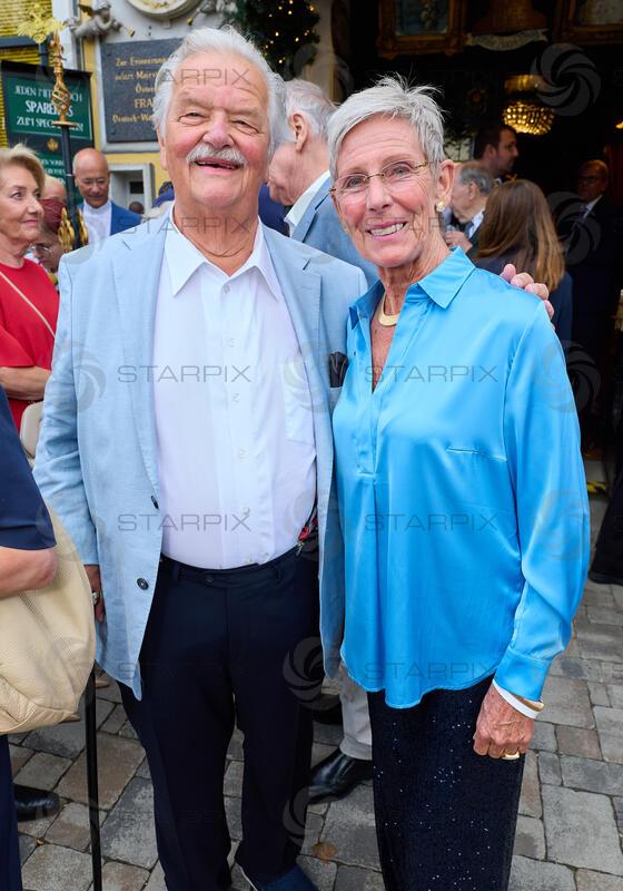 Copyright: Starpix / A. Tuma, 27.07.2026 Deutsch Wagram, Gerhard ERNST, Trixi SCHUBA, Verleihung des Goldenen Johann Strauss 2026  im Marchfelderhof an Helga Papouschek