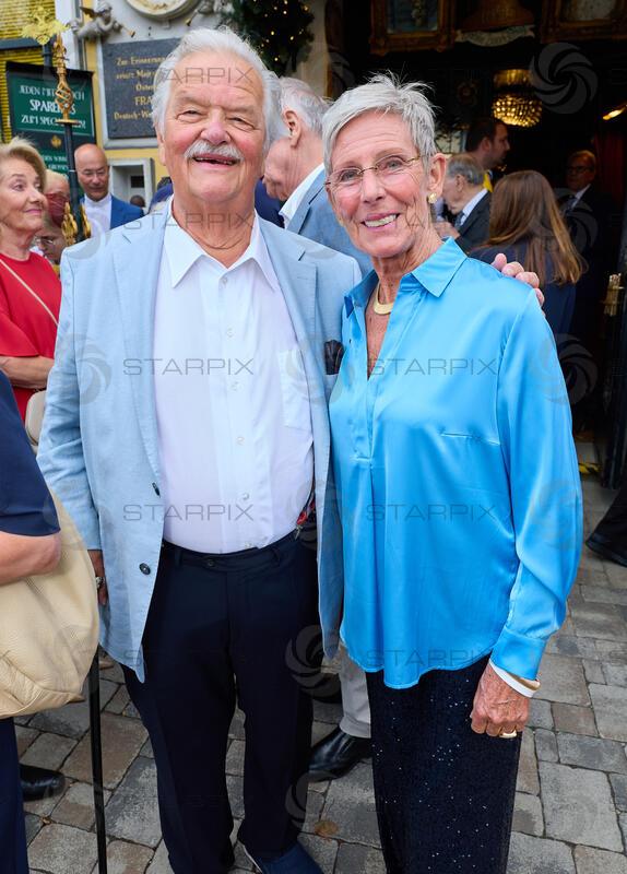 Copyright: Starpix / A. Tuma, 27.07.2026 Deutsch Wagram, Gerhard ERNST, Trixi SCHUBA, Verleihung des Goldenen Johann Strauss 2026  im Marchfelderhof an Helga Papouschek