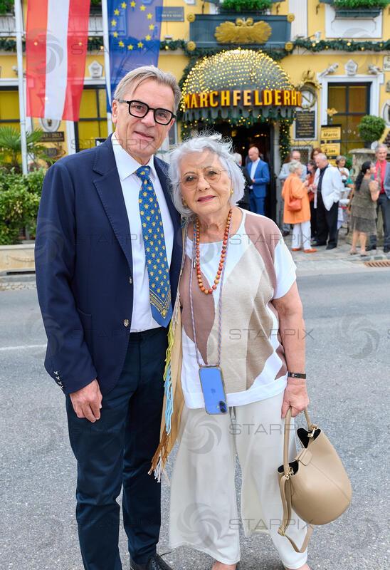 Copyright: Starpix / A. Tuma, 27.07.2026 Deutsch Wagram  ,  Peter GROSSMANN, Marianne NENTWICH,   Verleihung des Goldenen Johann Strauss 2026  im Marchfelderhof an Helga Papouschek