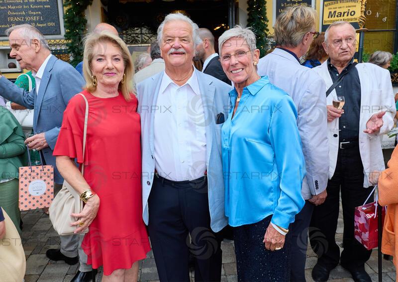 Copyright: Starpix / A. Tuma, 27.07.2026 Deutsch Wagram, Gerhard ERNST und Frau Ulli,  , Trixi SCHUBA, Verleihung des Goldenen Johann Strauss 2026  im Marchfelderhof an Helga Papouschek