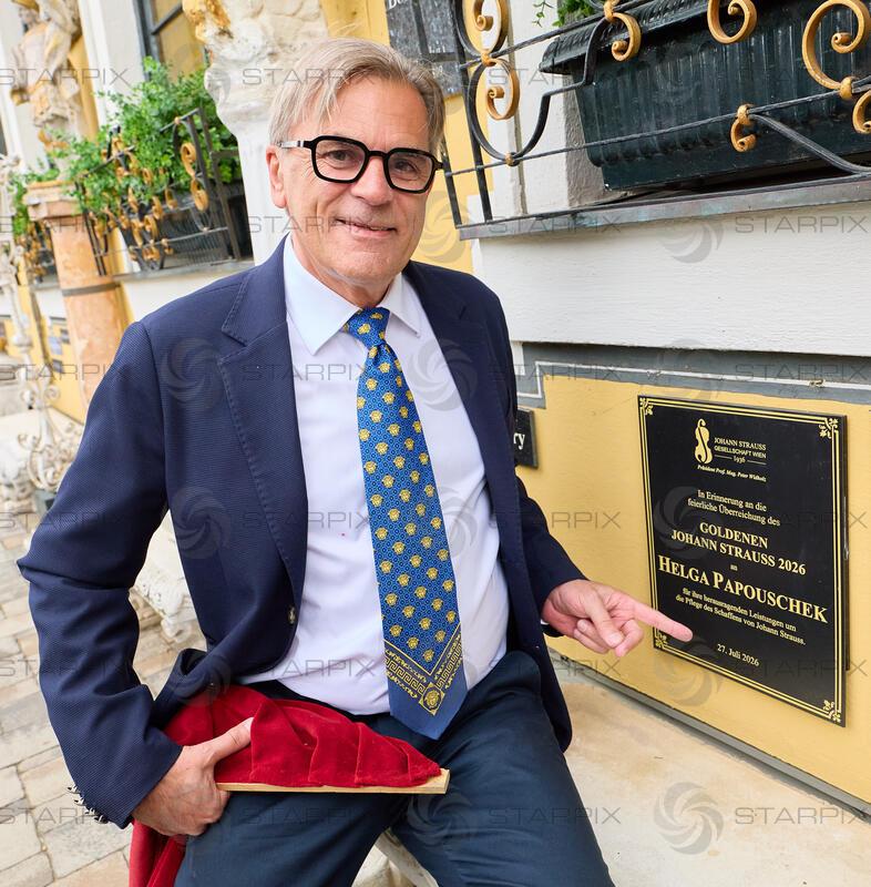 Copyright: Starpix / A. Tuma, 27.07.2026 Deutsch Wagram  ,  Peter GROSSMANN,   Verleihung des Goldenen Johann Strauss 2026  im Marchfelderhof an Helga Papouschek