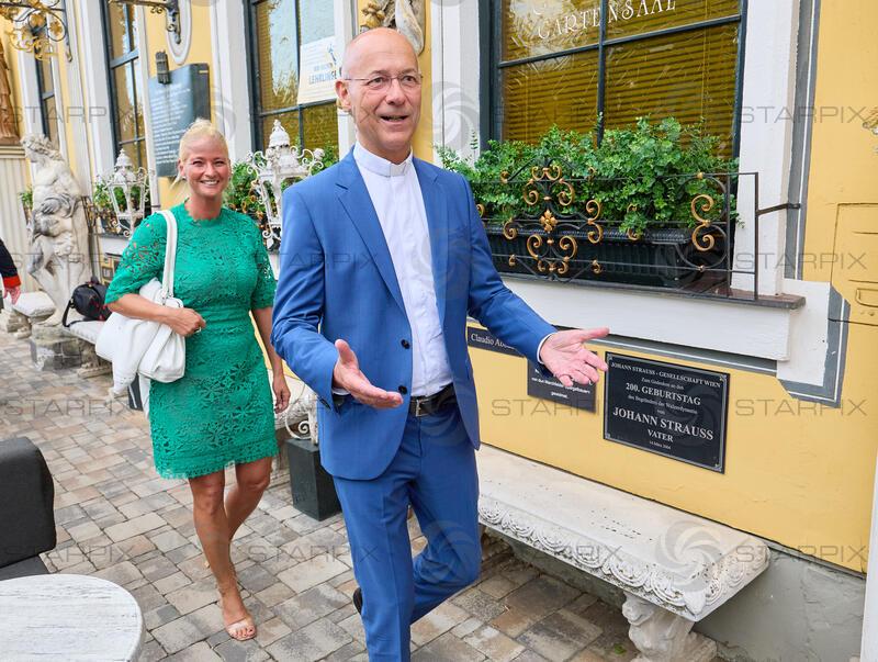 Copyright: Starpix / A. Tuma, 27.07.2026 Deutsch Wagram  ,  Natalie NEMEC,  Toni FABER,  Verleihung des Goldenen Johann Strauss 2026  im Marchfelderhof an Helga Papouschek