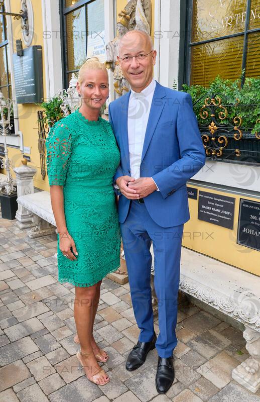 Copyright: Starpix / A. Tuma, 27.07.2026 Deutsch Wagram  ,  Natalie NEMEC,  Toni FABER,  Verleihung des Goldenen Johann Strauss 2026  im Marchfelderhof an Helga Papouschek