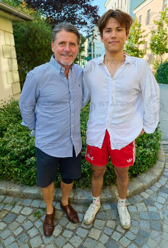 Copyright: Starpix / A. Tuma,  30.07.2026 Stockerau,  Christian SPATZEK mit Sohn Fabian  ,  Premiere von " Ein Sommernachtstraum " Festspiele Stockerau   