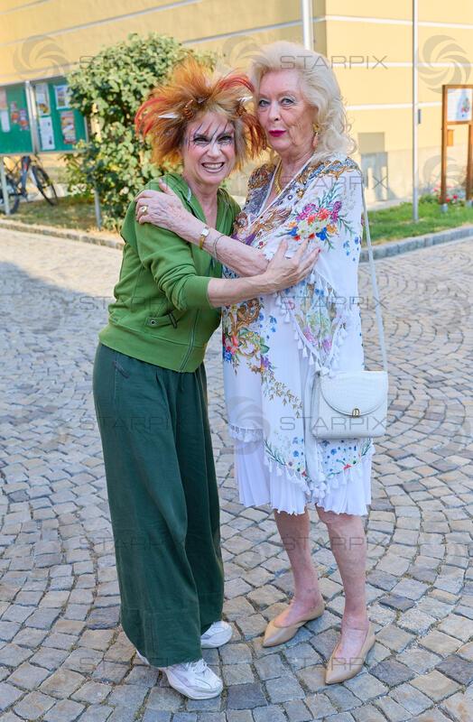 Copyright: Starpix / A. Tuma,  30.07.2026 Stockerau, Caroline VASICEK, Birgit SARATA,  ,  Premiere von " Ein Sommernachtstraum " Festspiele Stockerau   