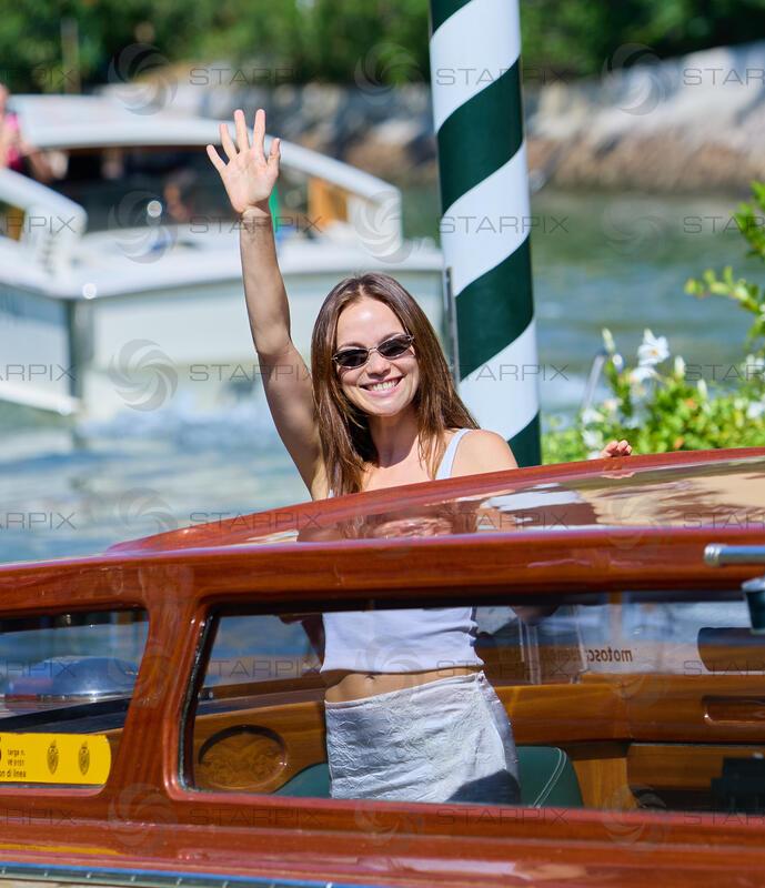 Emilia Schüle - Abreise von Stars am Lido Tag 3-   83. Internationale Filmfestspiele Venedig 2026