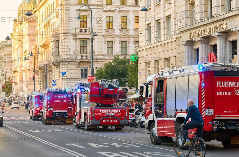 Feuerwehr Großeinsatz bei der U-Bahn Station Schottentor