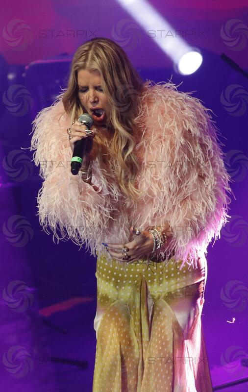 Jessica Simpson performs at La Maraka